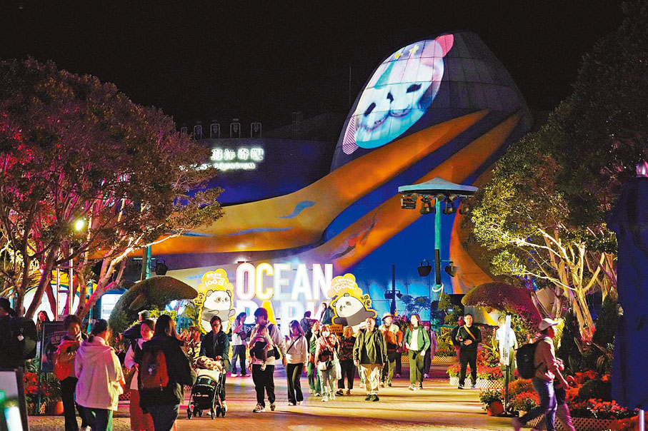 ●圖為海洋公園近年加入的夜間表演光影盛夜時段，用以吸引更多入場市民。 香港文匯報記者曾興偉 攝