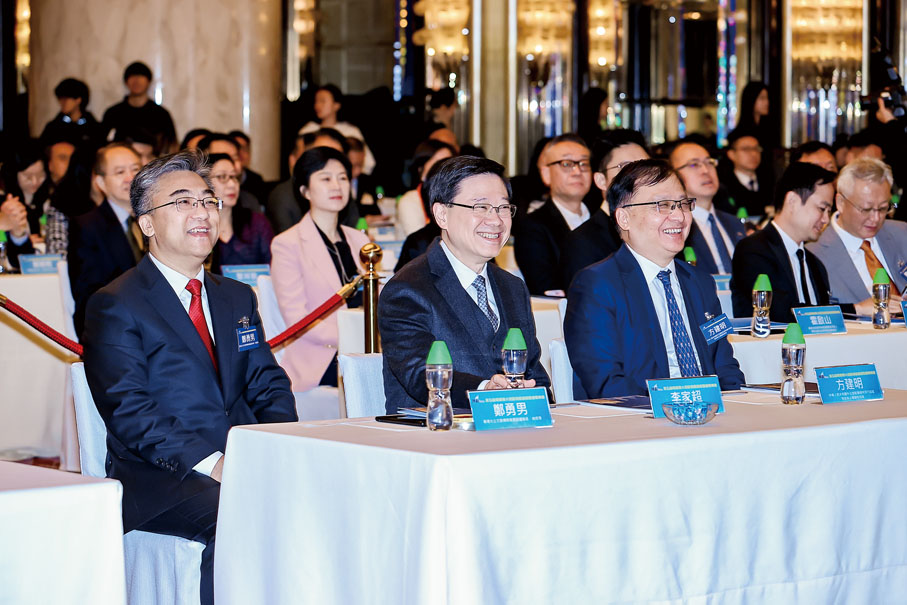 ●左起：香港大公文匯傳媒集團副董事長、總經理鄭勇男，香港特別行政區行政長官李家超，中華人民共和國外交部駐香港特別行政區特派員公署副特派員方建明。