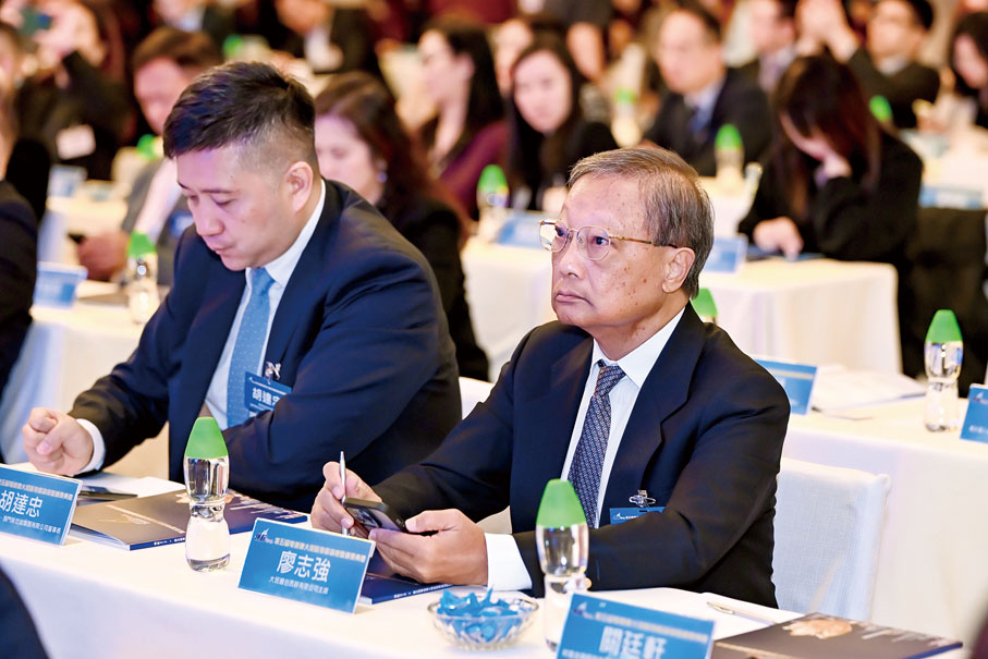 ●左起：青海省政協常委、澳門新忠誠集團有限公司董事長胡達忠，大班麵包西餅有限公司主席廖志強。