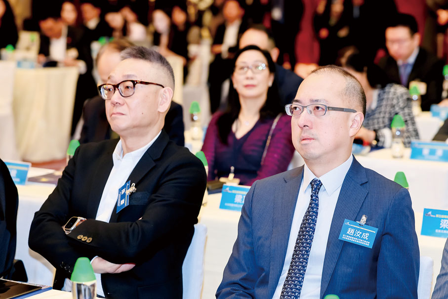 ●左起：澳門通集團控股有限公司董事會主席兼總經理孫豪，長江實業集團有限公司執行委員會及財務委員會委員兼特別項目總監趙汝成。