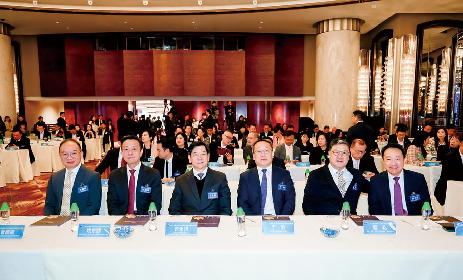 ●左起：香港特別行政區政府政制及內地事務局局長曾國衞，全國政協常委、中國和平統一促進會香港總會會長姚志勝，全國政協經濟委員會副主任、友邦保險（國際）有限公司區域執行總監及榮譽顧問容永祺，香港中國企業協會副會長兼總裁于曉，華潤（集團）有限公司副總經理、董事會秘書藍屹，香港特別行政區政府香港海關副關長（管理及策略發展）陳子達。