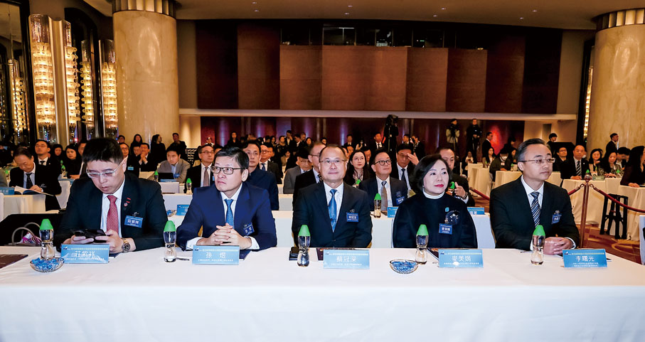 ●左起：全國政協委員、大灣區金融科技促進總會會長莊紫祥，全國政協委員、香港中資銀行業協會會長孫煜，全國政協常委、香港中華總商會會長蔡冠深，香港特別行政區政府民政及青年事務局局長麥美娟，中央人民政府駐香港特別行政區聯絡辦公室宣傳文體部副部長李曙光。
