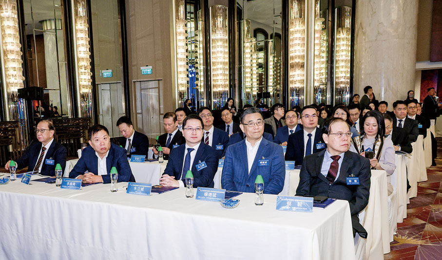 ●左起：香港中華出入口商會會長貝鈞奇，全國政協委員、美亞娛樂資訊集團有限公司主席李國興，全國人大代表、香港島各界聯合會常務副理事長兼秘書長朱立威，全國人大代表、大灣區國際信息科技協會會長楊德斌，全國人大代表、香港島各界聯合會會長蔡毅。