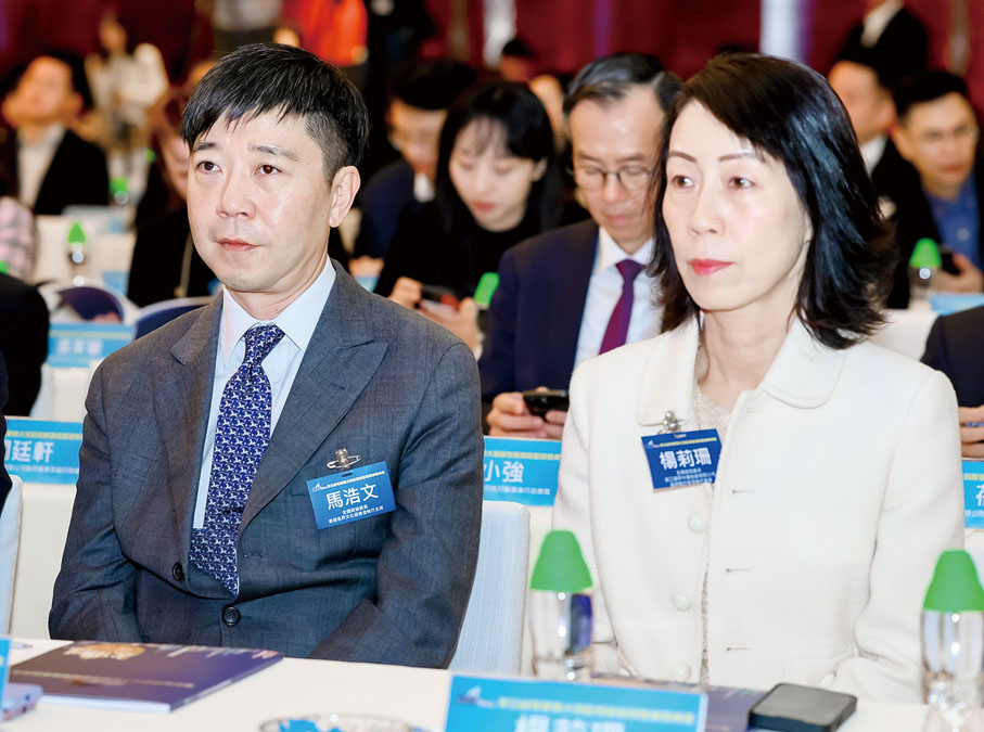 ●左起：全國政協委員、香港各界文化促進會執行主席馬浩文，全國政協委員、香江國際中國地產有限公司首席執行官及執行董事楊莉珊。