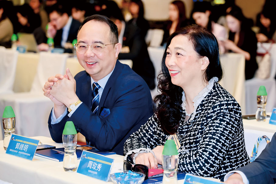 ●左起：福建省政協委員、香港漳州同鄉總會會長郭綠明，甘肅省政協委員周玫秀。