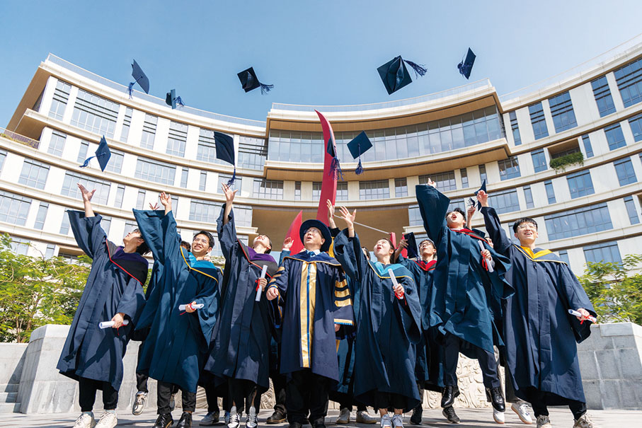 ●港科大（廣州）首屆畢業生合照。