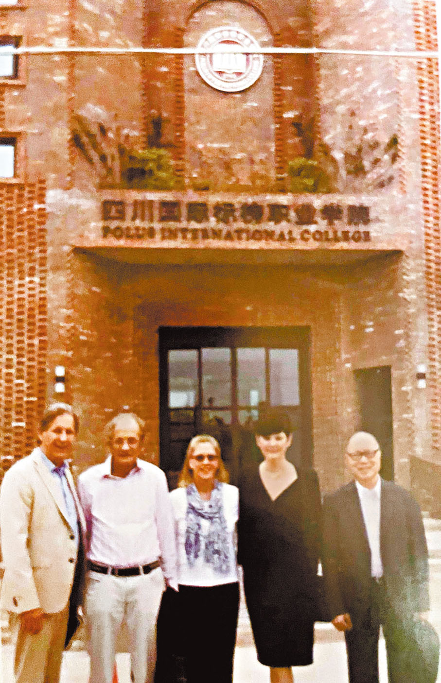 ●歐美業界人士在彭錦釗的帶領下參觀四川國際標榜職業學院。