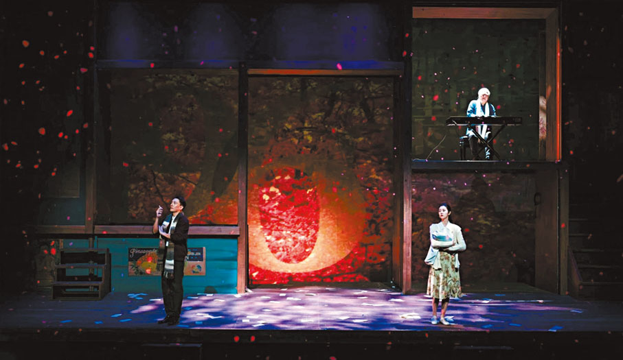 ●舞台劇《江/雲·之/間》日前在北京天橋藝術中心上演。 中新社