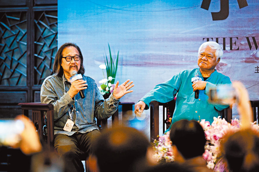 ●賴聲川（左）和胡德夫在浙江烏鎮戲劇節上對話。 中新社