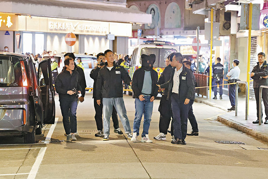 ●警方押解縱火案疑犯進行案情重組。 香港文匯報記者鄺福強 攝