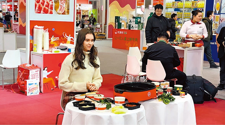 ●外國友人現場體驗中國火鍋味道。香港文匯報記者蘇雨潤  攝