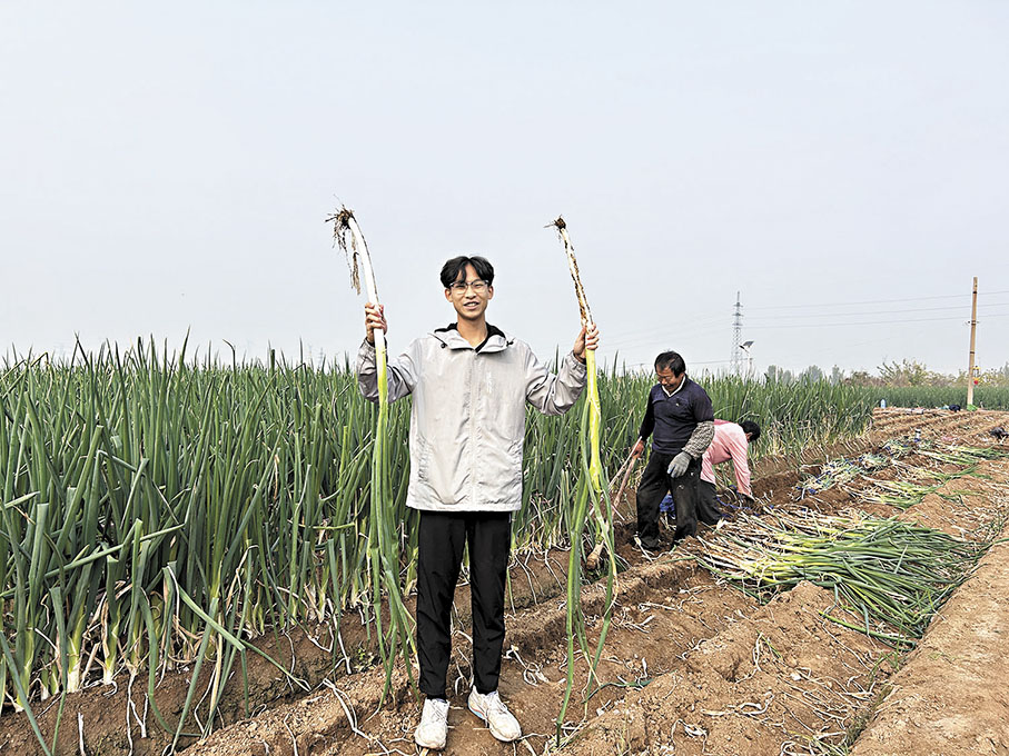  ●侯迪豐展示自己挖出來的大蔥。 香港文匯報記者胡臥龍  攝