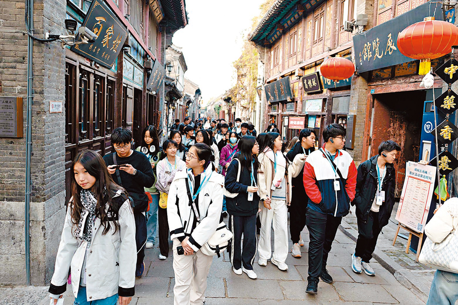 ●香港學生遊覽周村古商城。 香港文匯報記者胡臥龍  攝