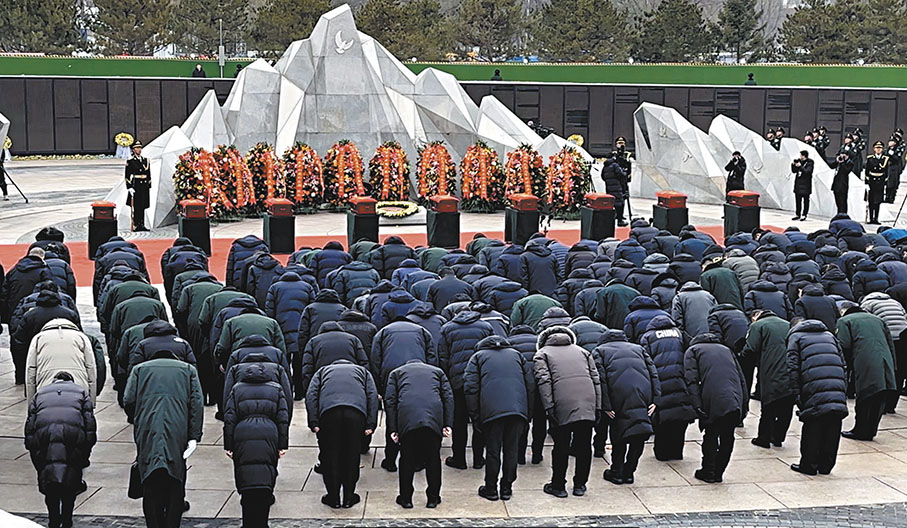 ●社會各界人士代表共300餘人在安葬儀式現場向烈士遺骸三鞠躬。 香港文匯報記者于珈琳 攝