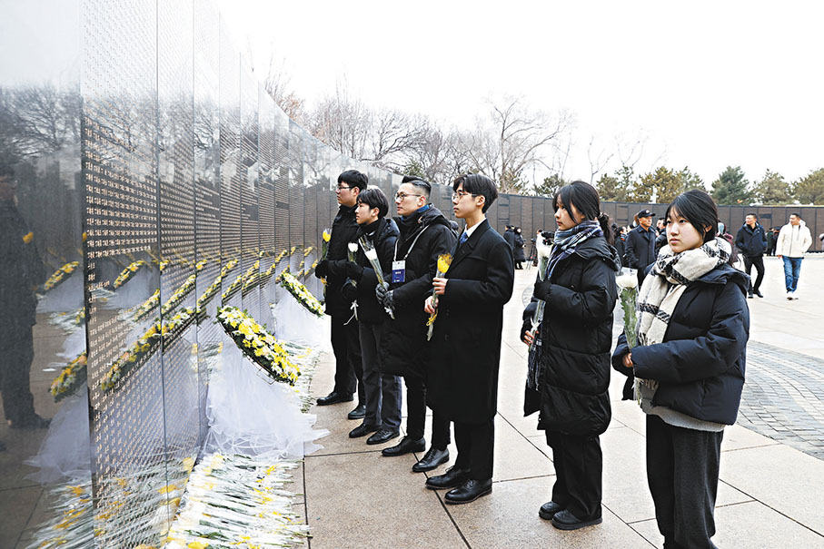 ●香港培僑中學師生在瀋陽抗美援朝烈士陵園內的英名牆前祭奠憑弔，並獻上鮮花。香港文匯報記者于珈琳  攝