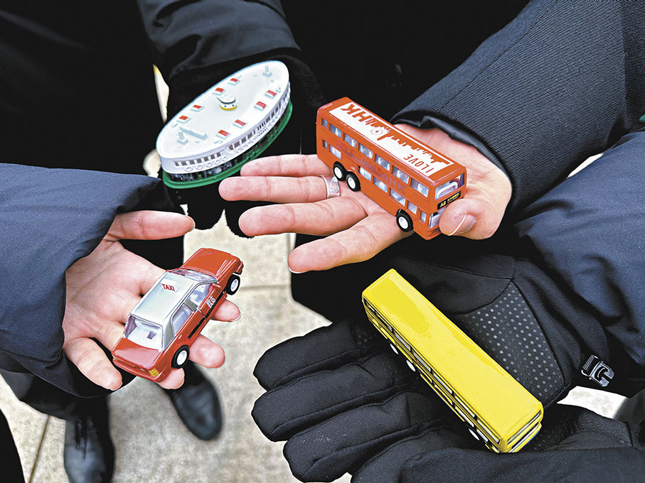 ●培僑中學師生為志願軍烈士帶去「香港心意」——多件香港標誌性的交通工具模型。香港文匯報記者于珈琳  攝