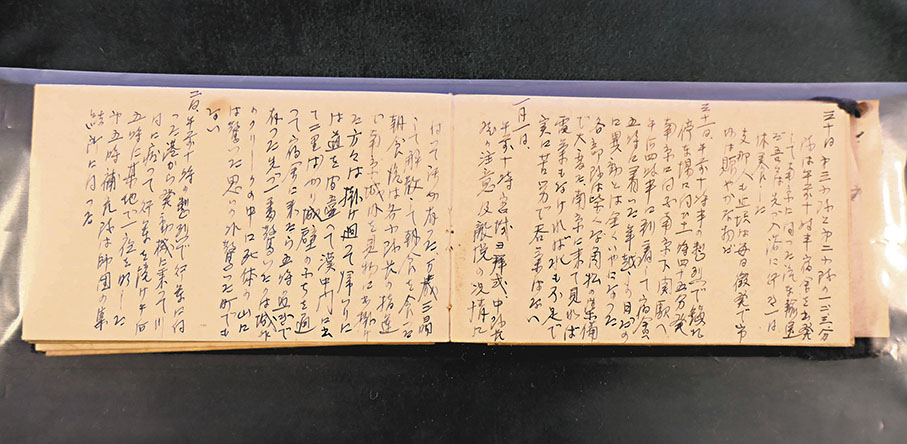 ●侵華日軍士兵西條榮策的戰時日記。 香港文匯報記者賀鵬飛  攝