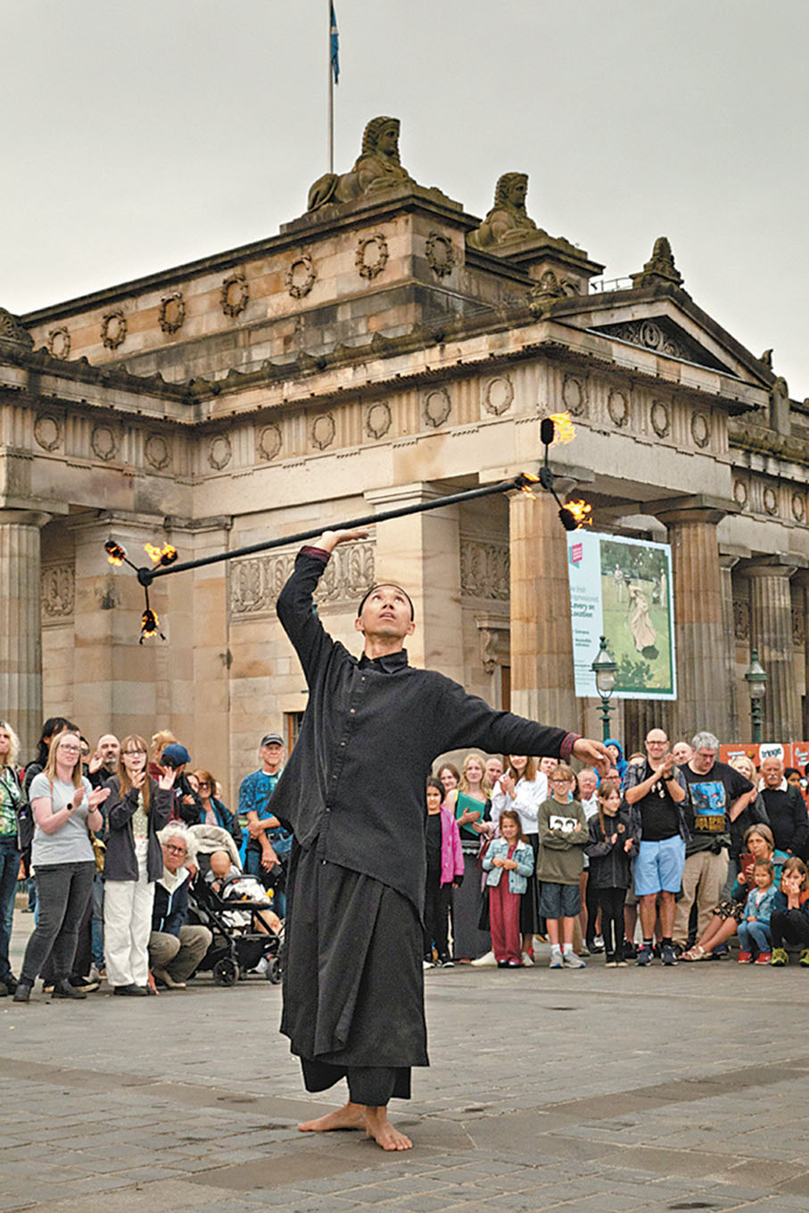 ●雜耍及馬戲藝術家麗兒在愛丁堡街頭表演。