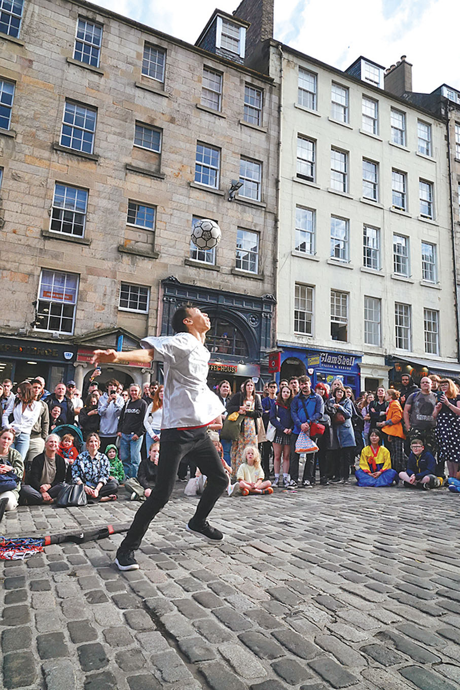 ●自由式足球藝術家施寶盛在愛丁堡街頭表演。