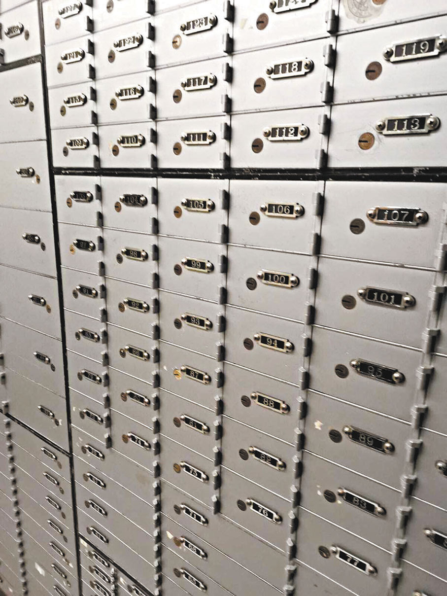 ●北美銀行提供不同體積的保險箱，但供不應求。    成小智  攝