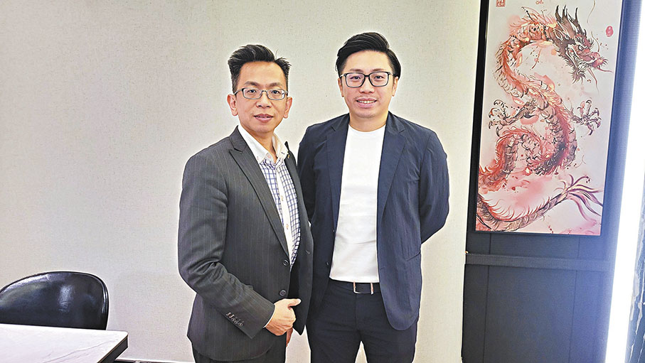 ●嘉利國際何偉汗（右）表示，在中國新興建的「嘉利工匠大樓」已全面啟用。