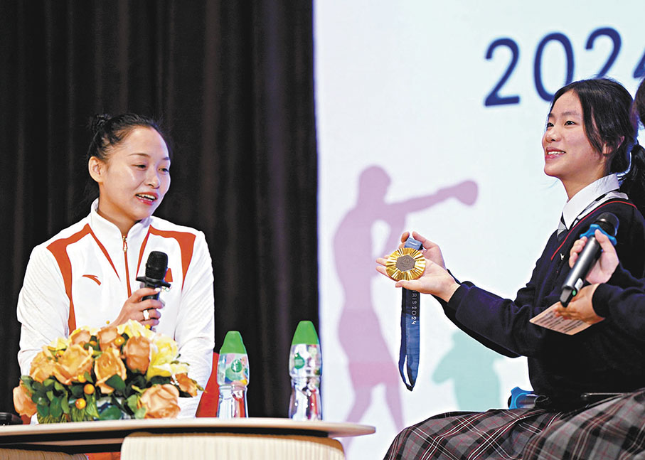 ●常園與學生作分享。