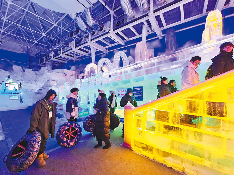 ●香港學生在太陽島冰雪藝術館體驗冰雪樂趣。 受訪者供圖