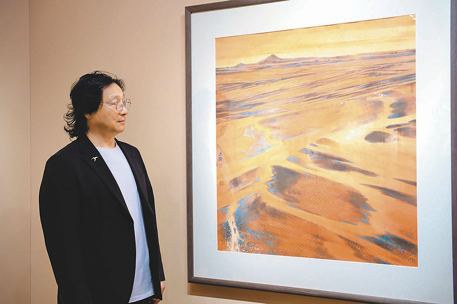 ●趙志軍和他的作品《匯聚》。   小凡  攝