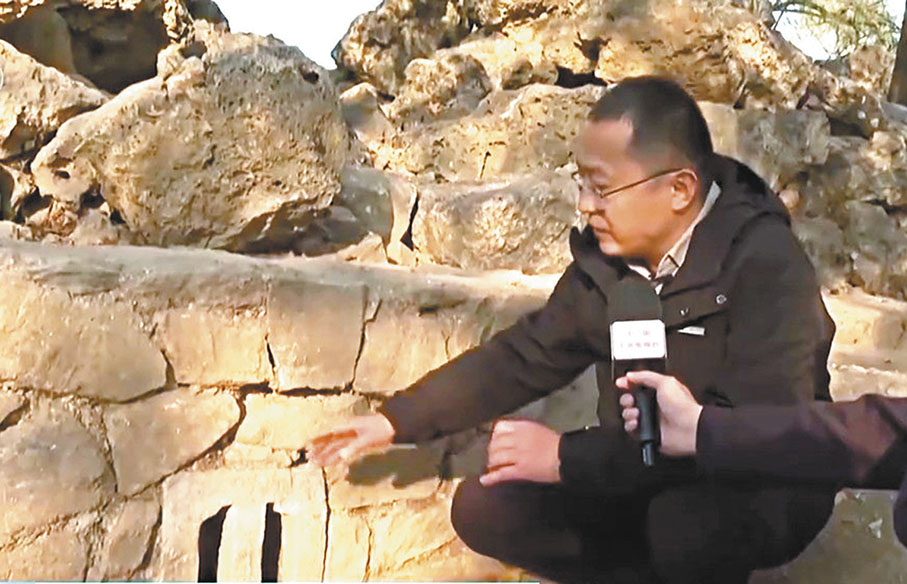 ●北京市考古研究院副院長張中華介紹供排水設施的發現。  圖：央視新聞
