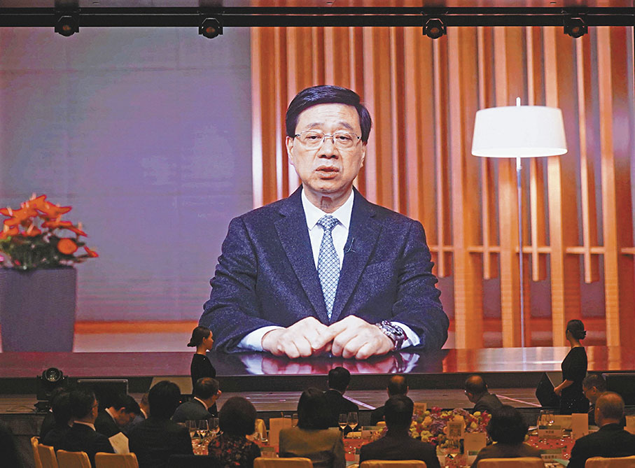 ●李家超在視像致辭中表示，特區政府將於年內推出香港全面採用國際財務報告可持續披露準則，目標是讓香港成為首批將本地準則銜接ISSB準則的司法管轄區。  香港文匯報記者曾興偉 攝