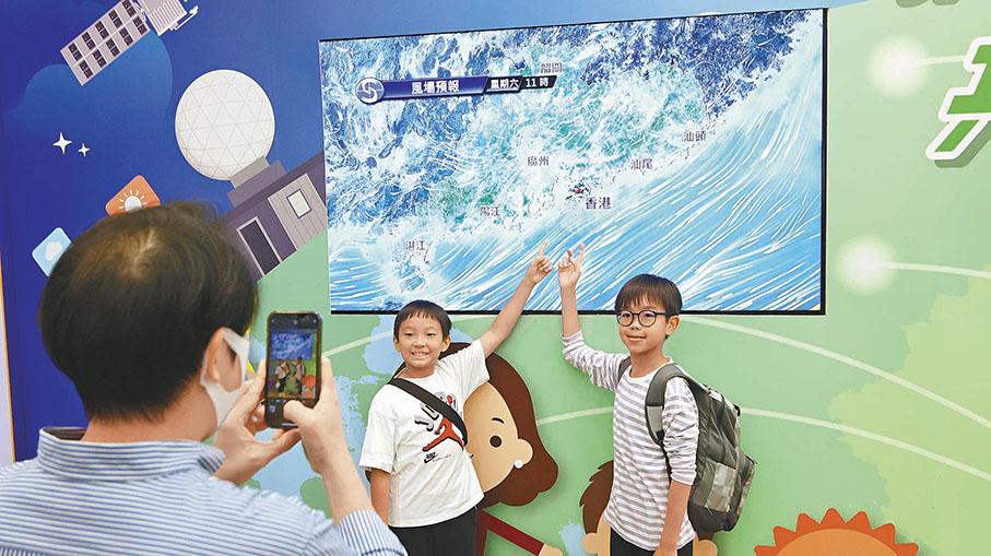 ●小朋友與展板合影。 香港文匯報記者黃艾力 攝