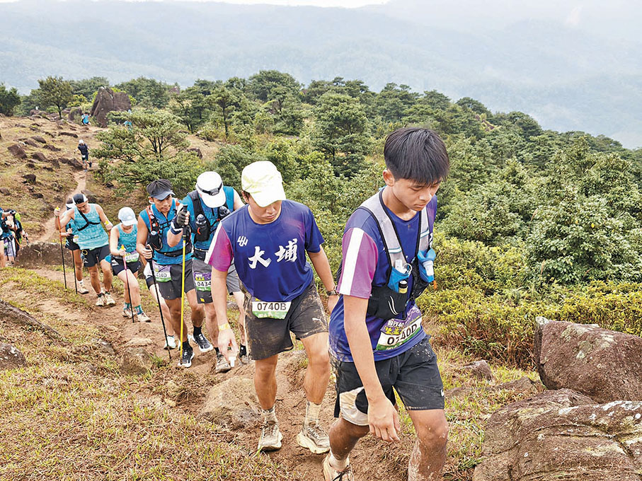 ●大埔區青年網絡毅行隊今年全隊完成「樂施毅行者」。　 大埔青網提供
