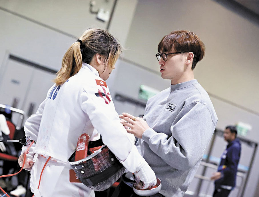 ●黎曉瞳（左）現時正跟隨男重代表吳浩天學習新技術。  中國香港劍擊總會圖片