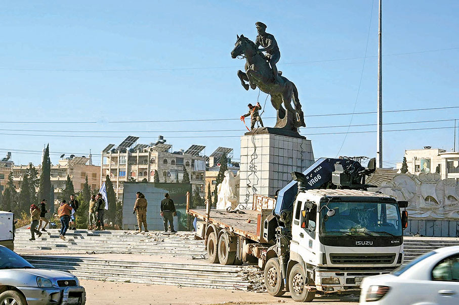 ●反對派武裝試圖推倒市中心的雕像。 法新社