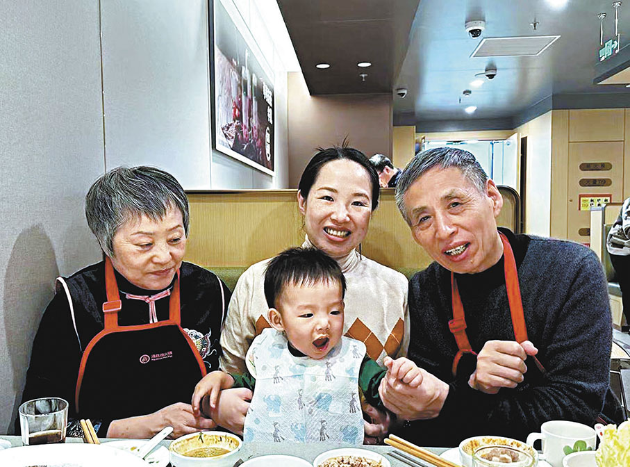 ●生活中的李文山與老伴、女兒和小外孫在一起。   香港文匯報瀋陽傳真