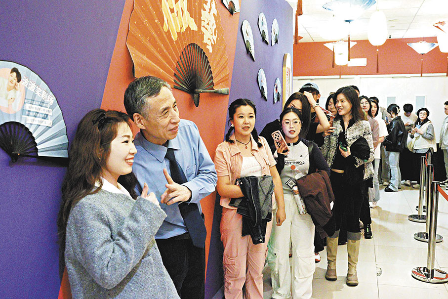 ●演出後，年輕觀眾排隊與山山大爺合影留念。   香港文匯報瀋陽傳真
