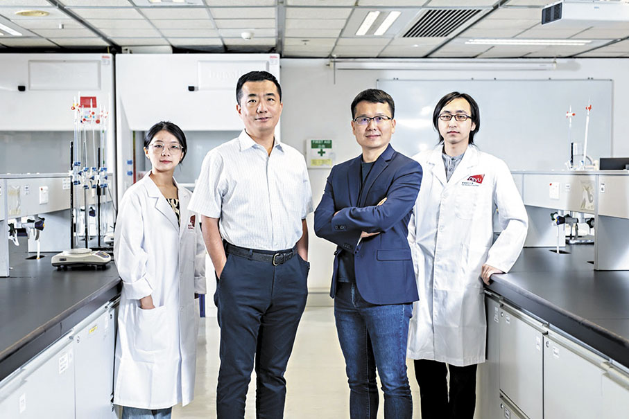 ●朱光宇教授（左二）、王立代教授（右二）及研究團隊成員劉功遠（右一）和陳姝（左一）。 城大供圖