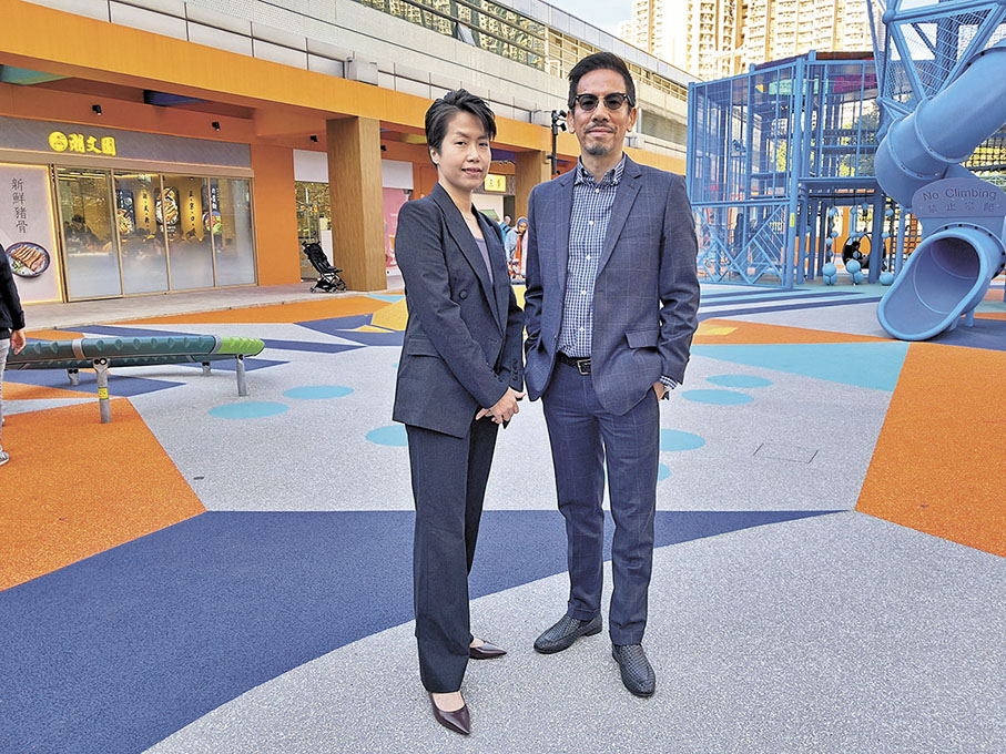 ●羅欣琪（左）稱，是次秀茂坪商場的資產提升工程涉及資本開支5,500萬元，當中戶外公園工程佔約2,000萬元，預計整個翻新工程的投資回報率達19.9%。右為黃漢強。