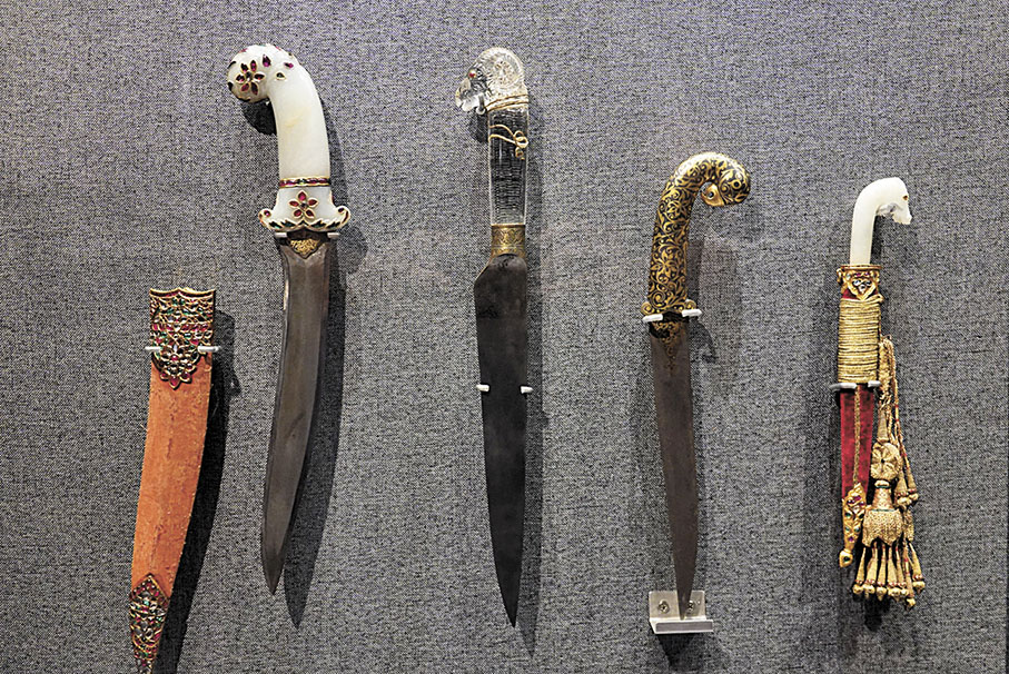 ●印度皇室以動物形象為柄製作的匕首。