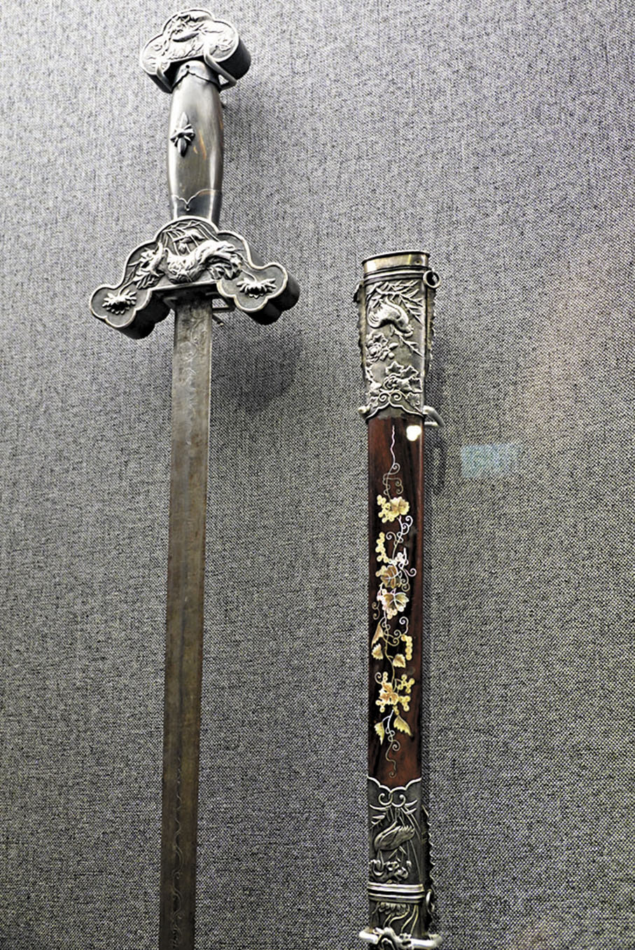 ●越南劍上紋飾是與中國劍相似的花卉。