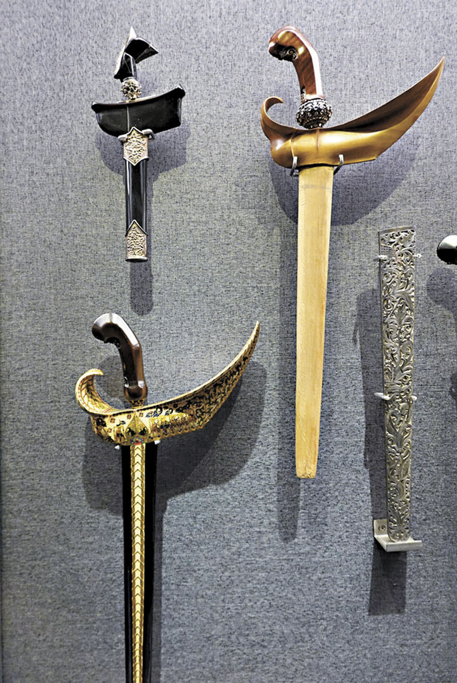 ●印尼的格里斯劍（Kris）彎曲的劍柄常飾以船形。