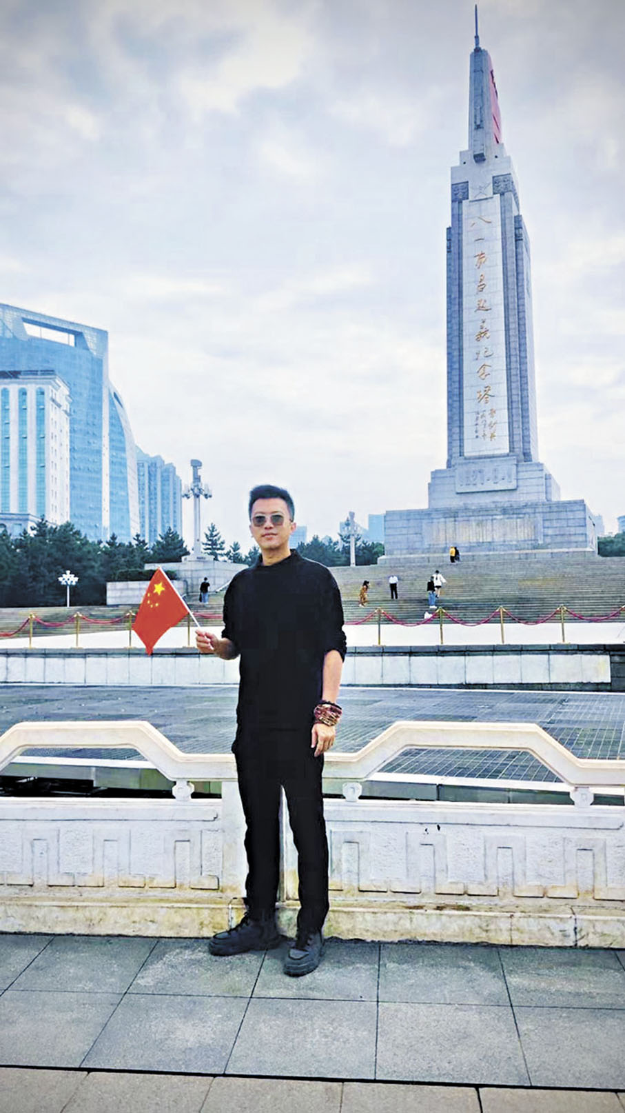 ●作者在八一南昌起義紀念塔前拍照。