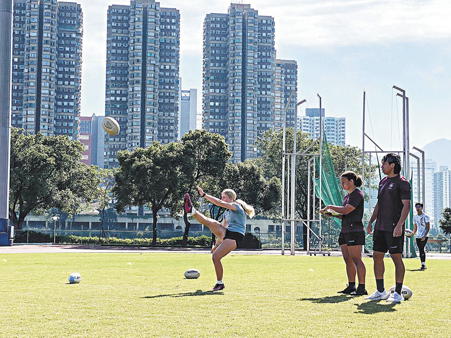 ●參與選拔球員進行測試。