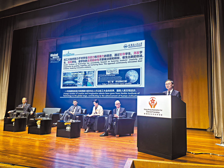 ●哈爾濱工業大學校長、中國科學院院士韓傑才(右一)在論壇上分享。