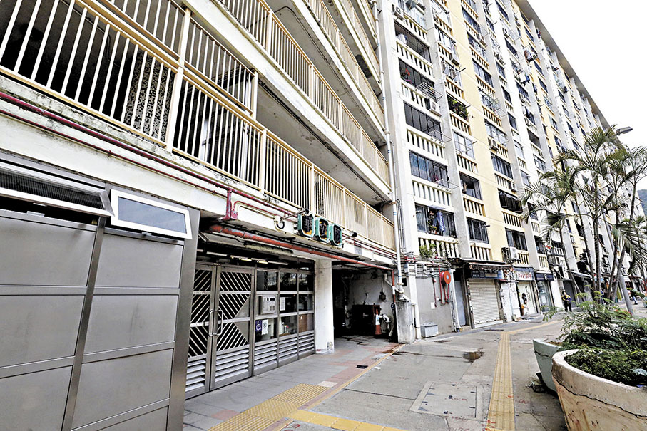 ●華富站選址於該邨華安樓與華樂樓之間的華富道地底，該站將會採用島式月台設計。圖為華安樓。 資料圖片