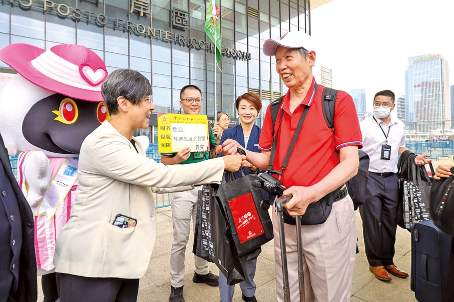 ●文綺華（左）表示，澳門旅遊業迎來了前所未有的發展機遇。