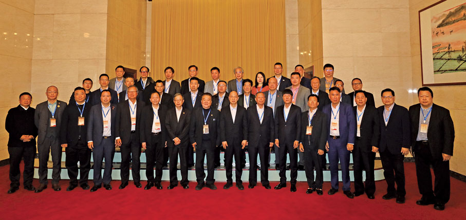 ●全國人大華僑委員會副主任委員鄭建閩與世界福州十邑同鄉總會訪京僑領合照。