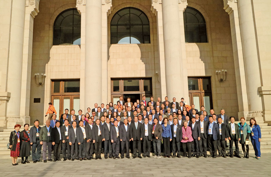 ●全國政協港澳台僑委員會副主任許又聲會見世福總會成員並合照。