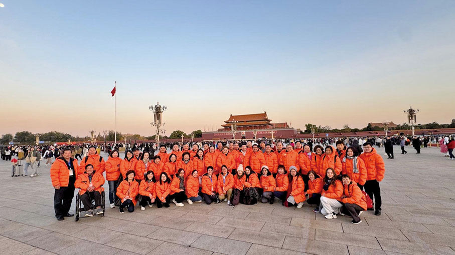 ●世福總會成員觀看天安門升國旗儀式，前排左一黃永本坐輪椅來看升國旗。