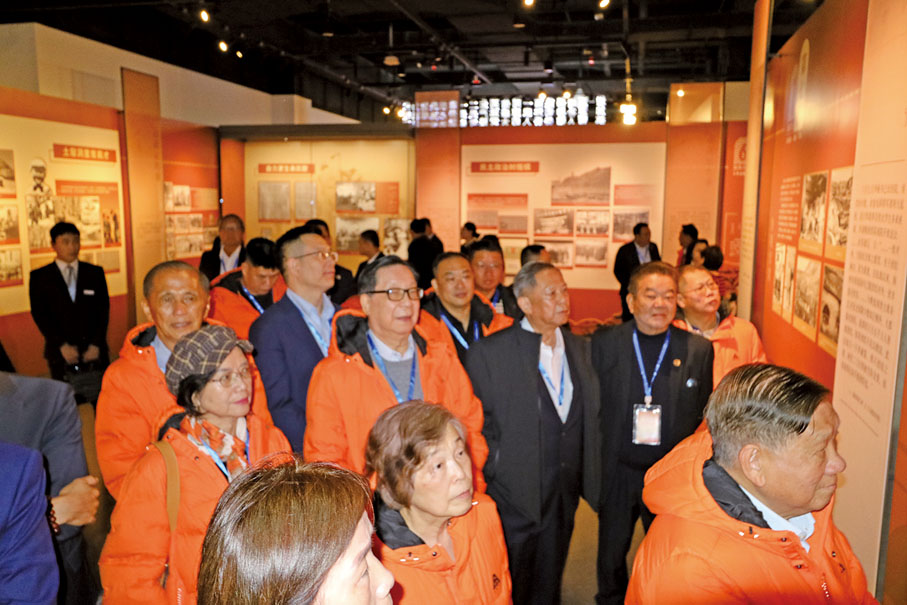 ●吳換炎、林銘森等觀看陳嘉庚誕辰150周年特展。